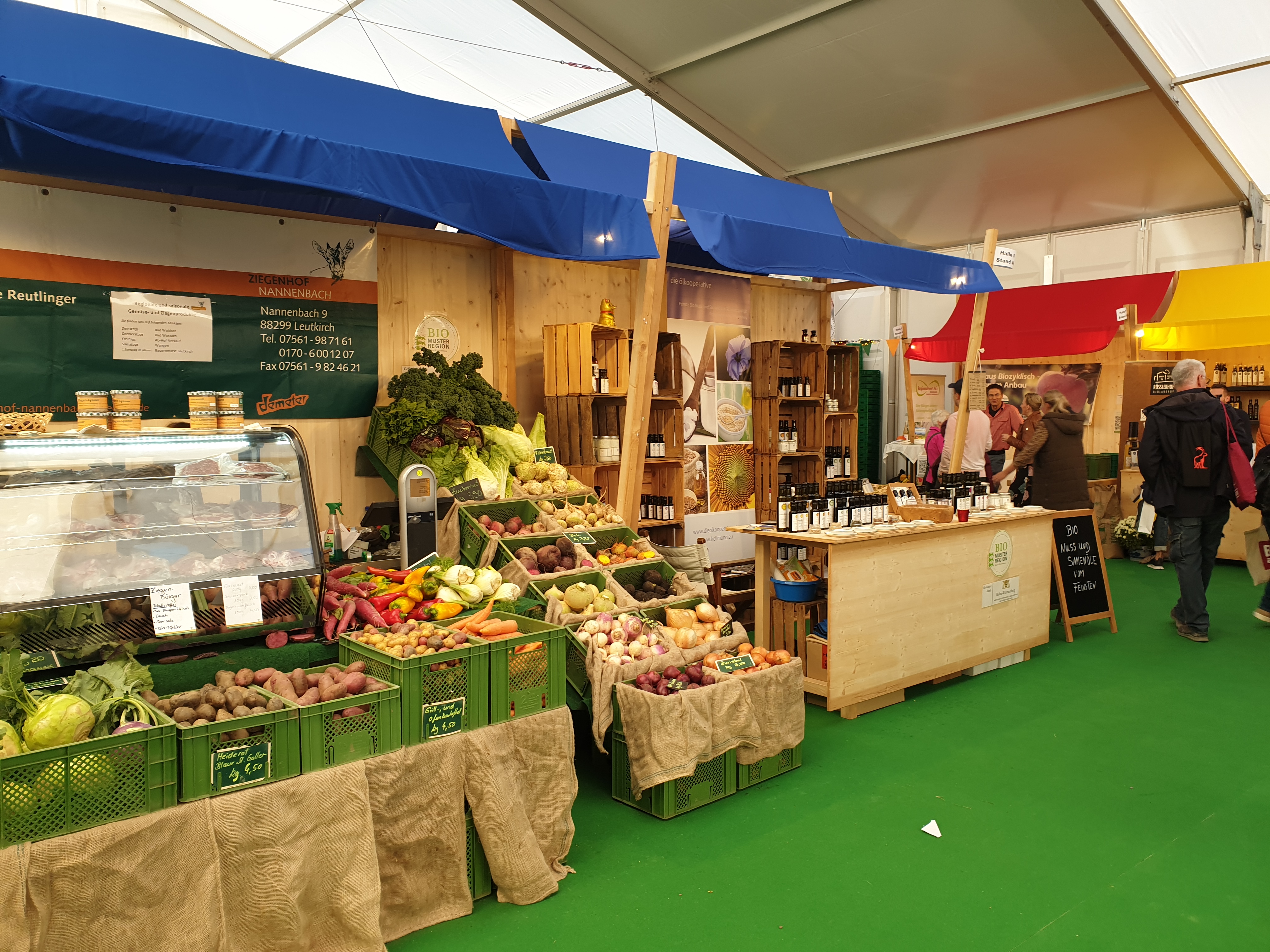 Man sieht den Stand des Ziegenhofs Nannenbach und der Ölmanufaktur Hellmond