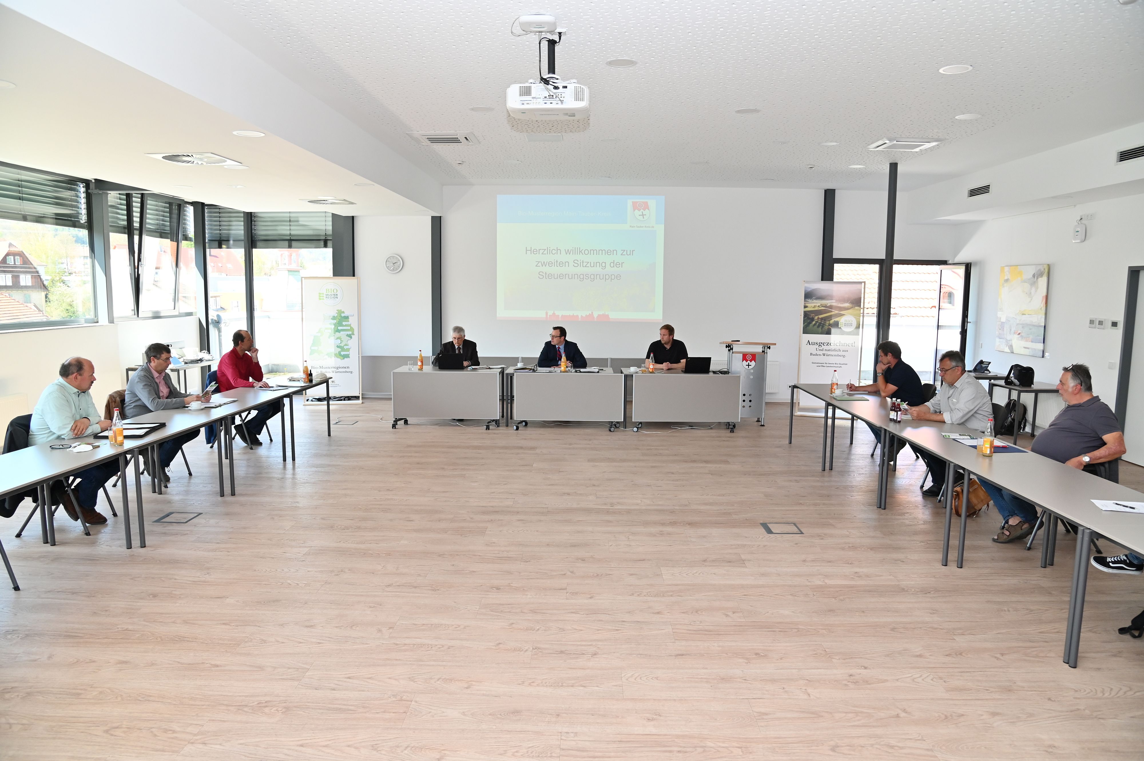 Sitzung der Steuerungsgruppe Bio-Musterregion: Landwirtschaftsamtsleiter Meinhard Stärkel, Erster Landesbeamter Florian Busch und der Regionalmanager der Bio-Musterregion, Stefan Fiedler (in der Mitte von links), in Diskussion mit den Steuerungsgruppenmitgliedern